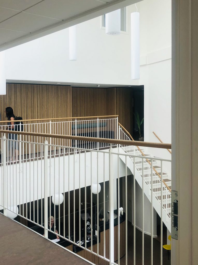 Kig fra kontor ud i atrium