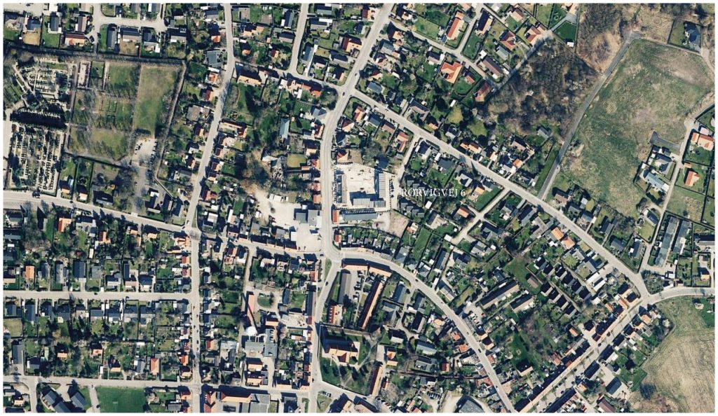 Luftfoto af Nykøbing SJ. med grund
